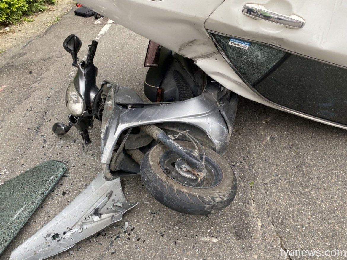 【有片】飛來橫禍!路口遇自小客擦撞 騎士無端遭車「砸」傷 18 S 147365970