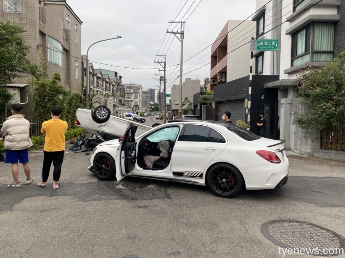 【有片】飛來橫禍!路口遇自小客擦撞 騎士無端遭車「砸」傷 19 S 147365968