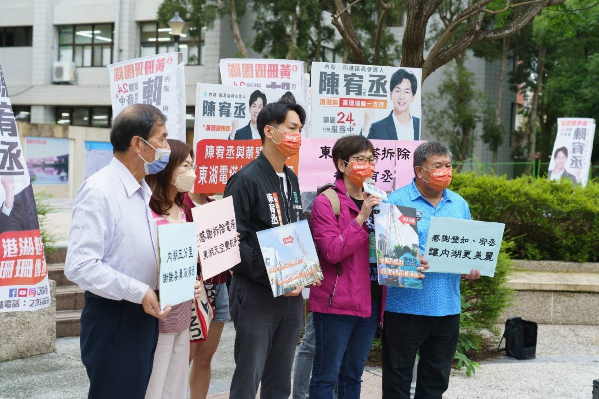 圖片說明:五分里王海枝里長、安湖里尤樹旺里長及書香畫境社區住戶代表丁總幹事表示,拆電塔歷經了很多的努力,終於成功,感謝陳宥丞認真的付出,和蔡壁如委員的協助,這樣的改變確實能讓民眾感受得到安心。(圖:陳宥成服務處提供)。