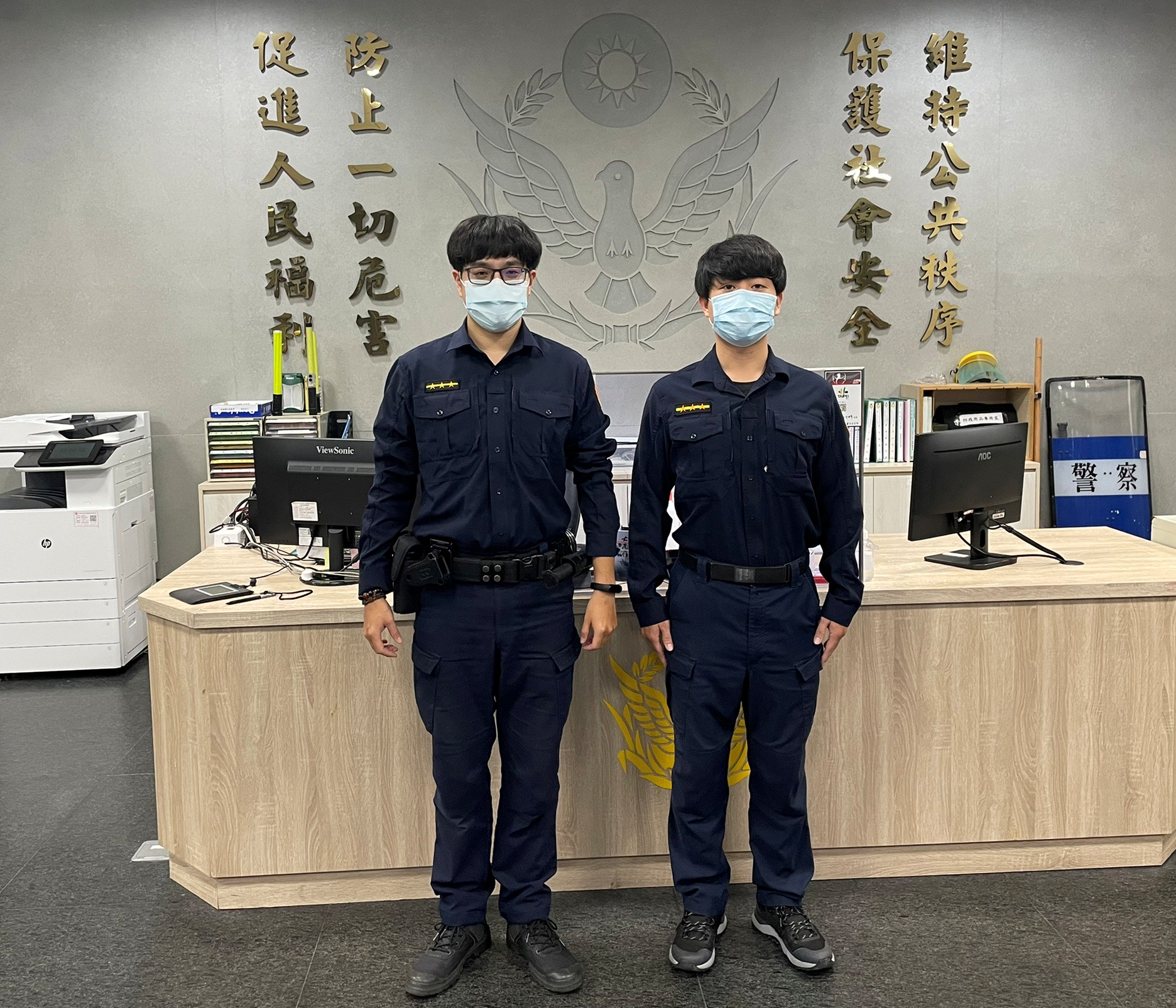 圖片說明:士林分局社子派出所警員廖家增、吳嘉偉日前巡邏勤務時,接獲通報疑似有女子尋短,旋即趕赴現場處理。 (記者葉鈞宇翻攝)