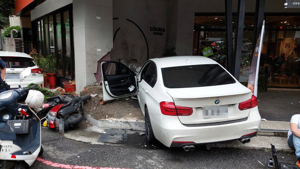 圖片說明 : 該車行經中華路二段時突然失控撞進一家咖啡店,造成店家牆面及路旁機車損壞。 (記者江雁武翻攝)