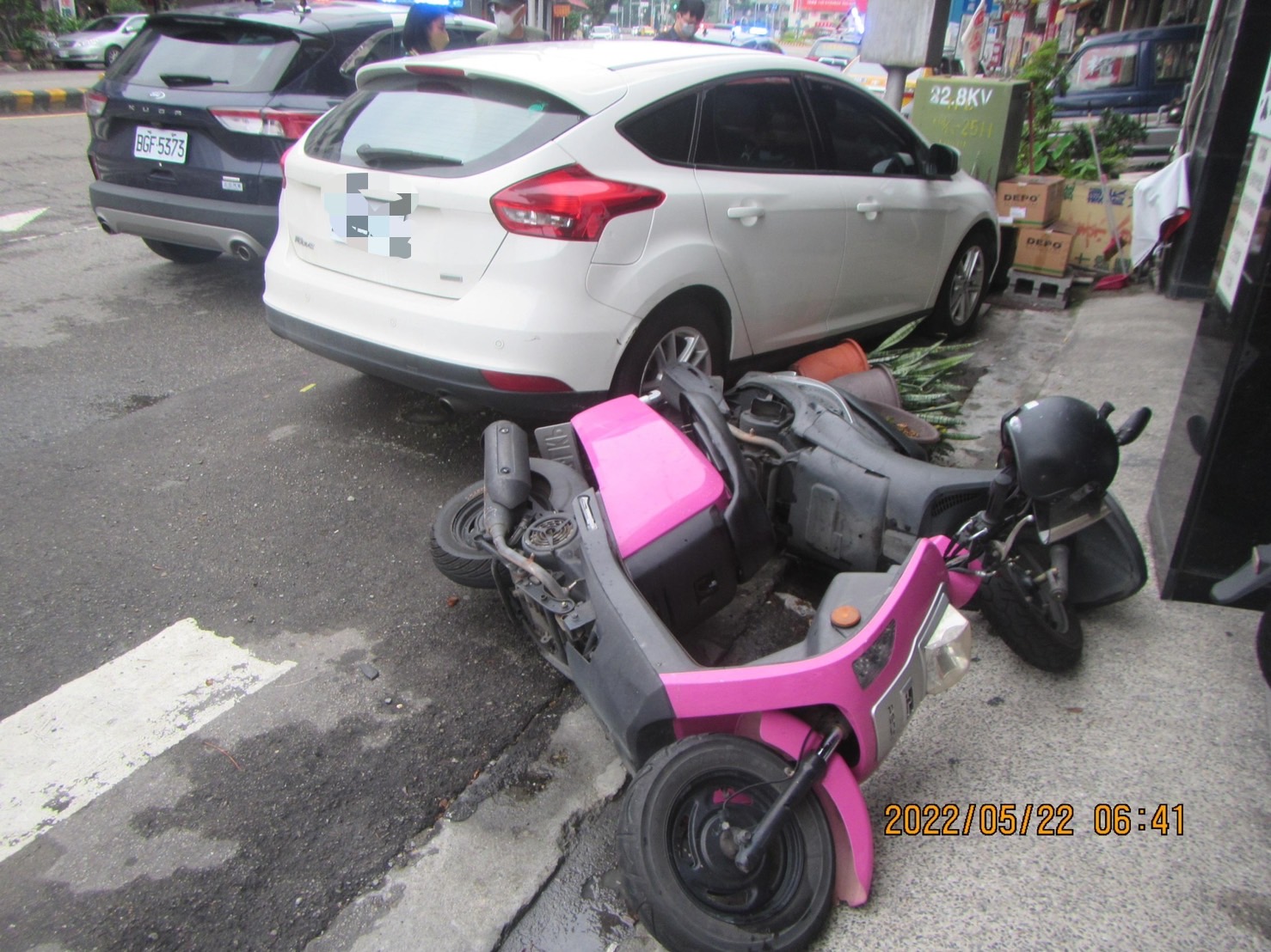 圖片說明：路邊停靠的二輛機車遭白色自小客車撞擊。 (記者江雁武翻攝)