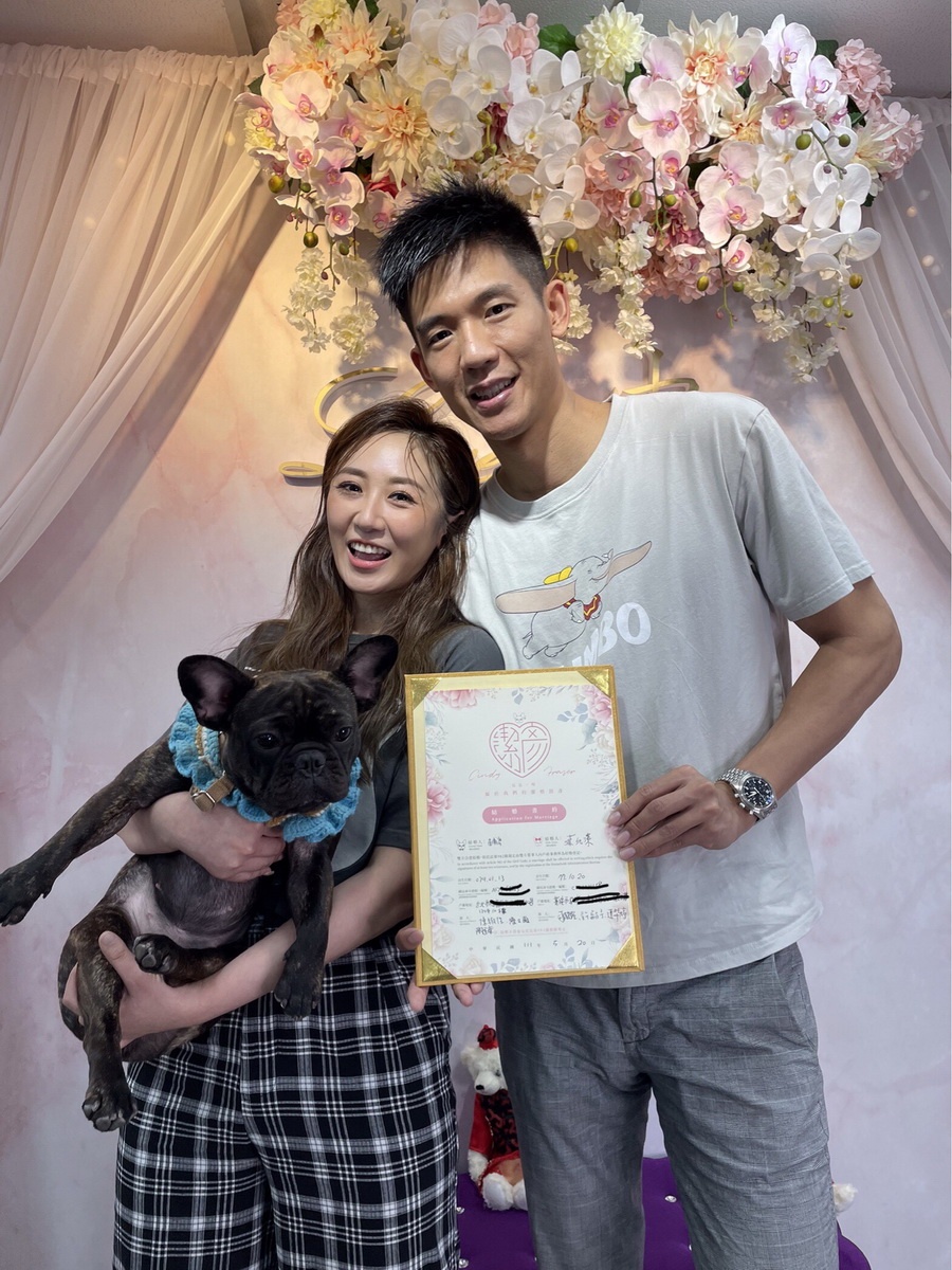 520當天被男友驚喜求婚的藝人蔡允潔，今（5/23）宣佈正式成為人妻