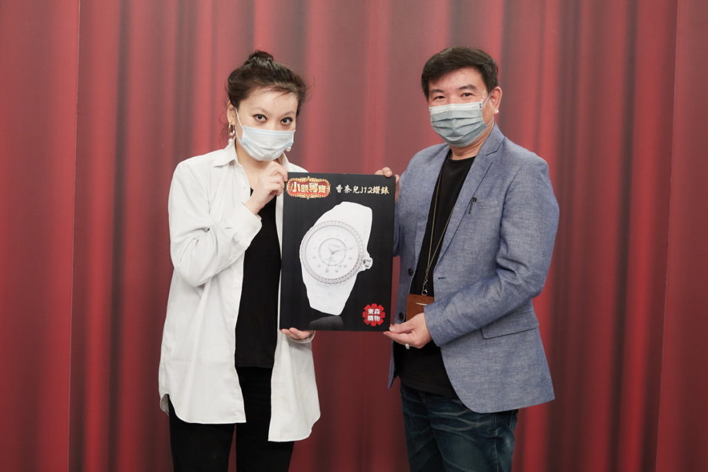 ▲東森購物網4月份推出東森幣下注抽「香奈兒J12鑽錶」活動,幸運兒是一名20年資深的東購會員,戴小姐(左)特地到東森購物從總經理彭鴻珷(右)手上領取鑽錶大獎。