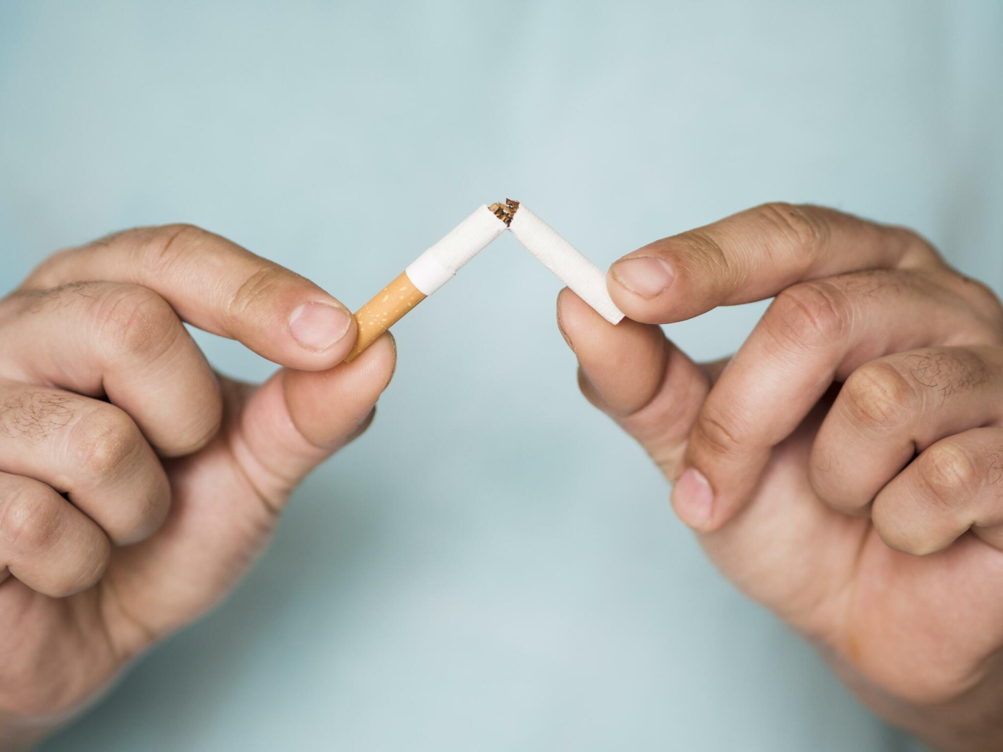 翔愛公益慈善協會:降低二手煙害是立委與政府責任 36 front view cigarette bad habit concept