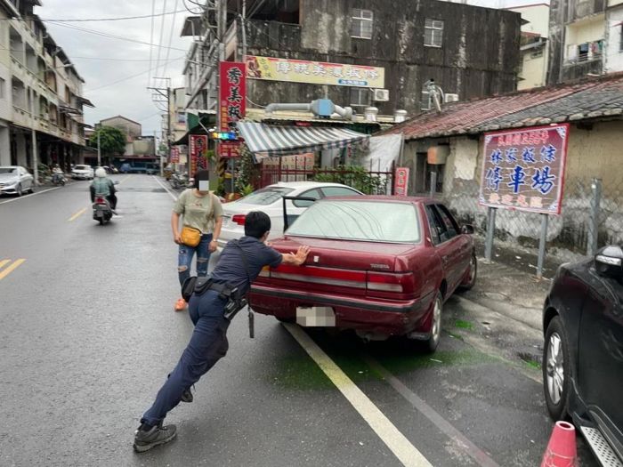 美濃粄條街上車突冒煙「顧路」 旗山警徒手推車排除障礙　