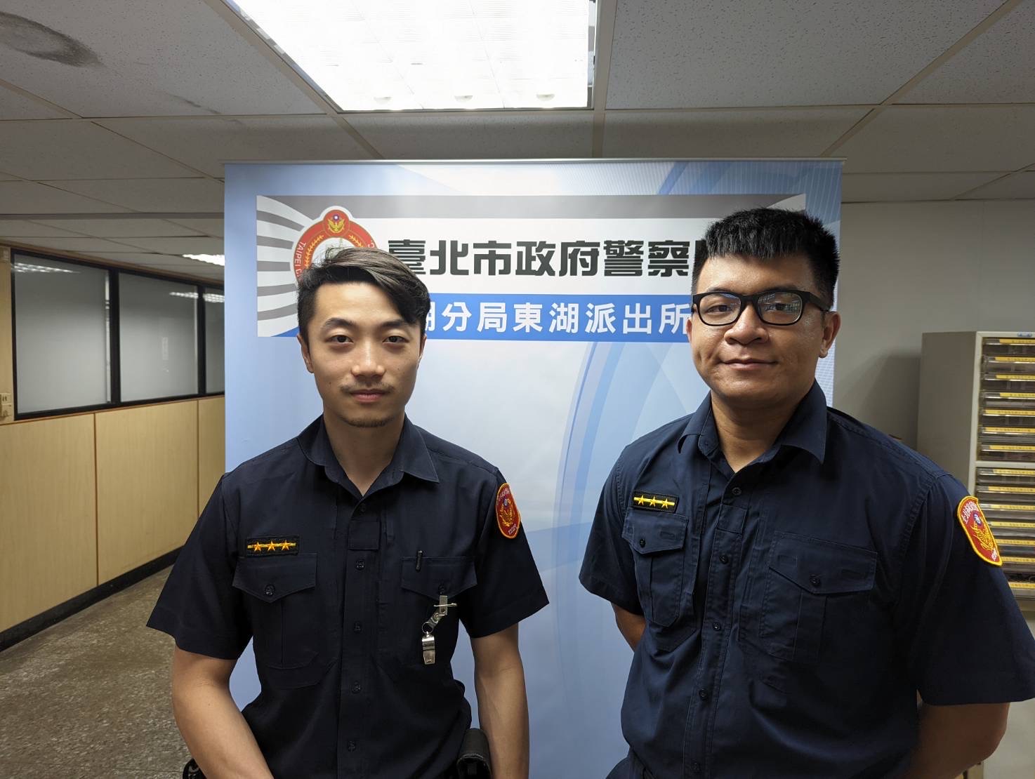 圖片說明:東湖派出所警員孫兆華(左)、葉祐辰(右)(記者宋紹誠翻攝)