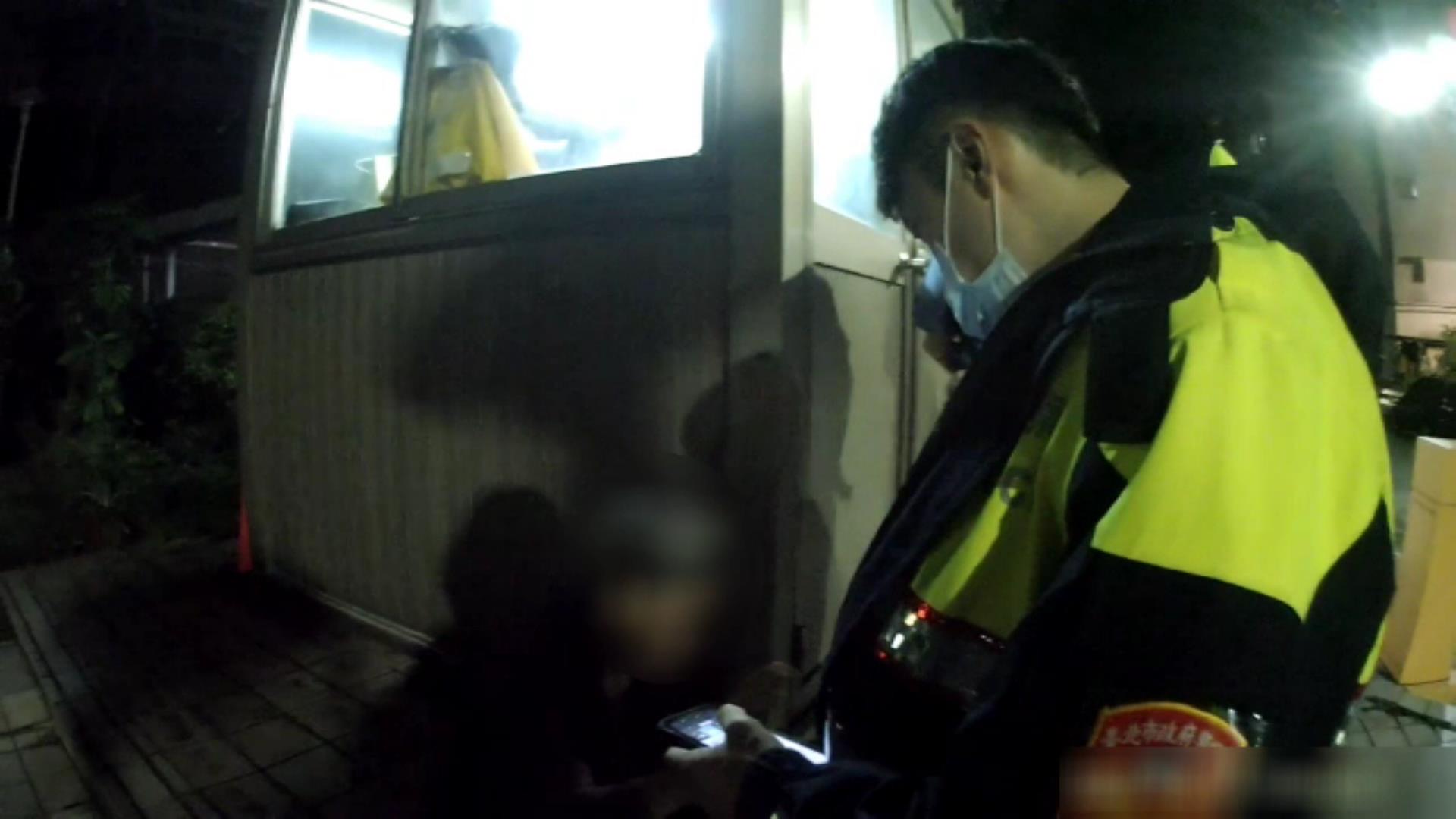 圖片說明:員警到場了解迷途婦人狀況。(記者宋紹誠翻攝)