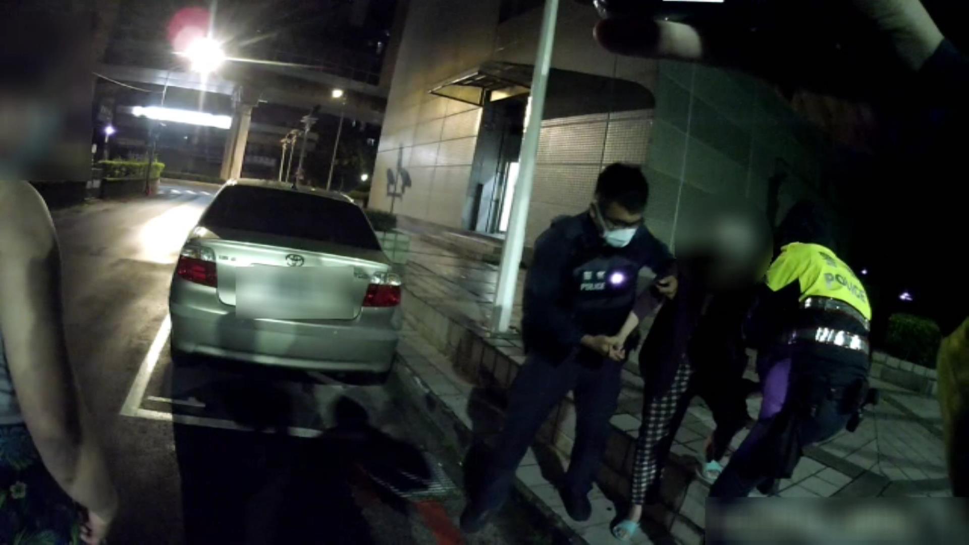 圖片說明:員警一路攙扶婦人返家。(記者宋紹誠翻攝)