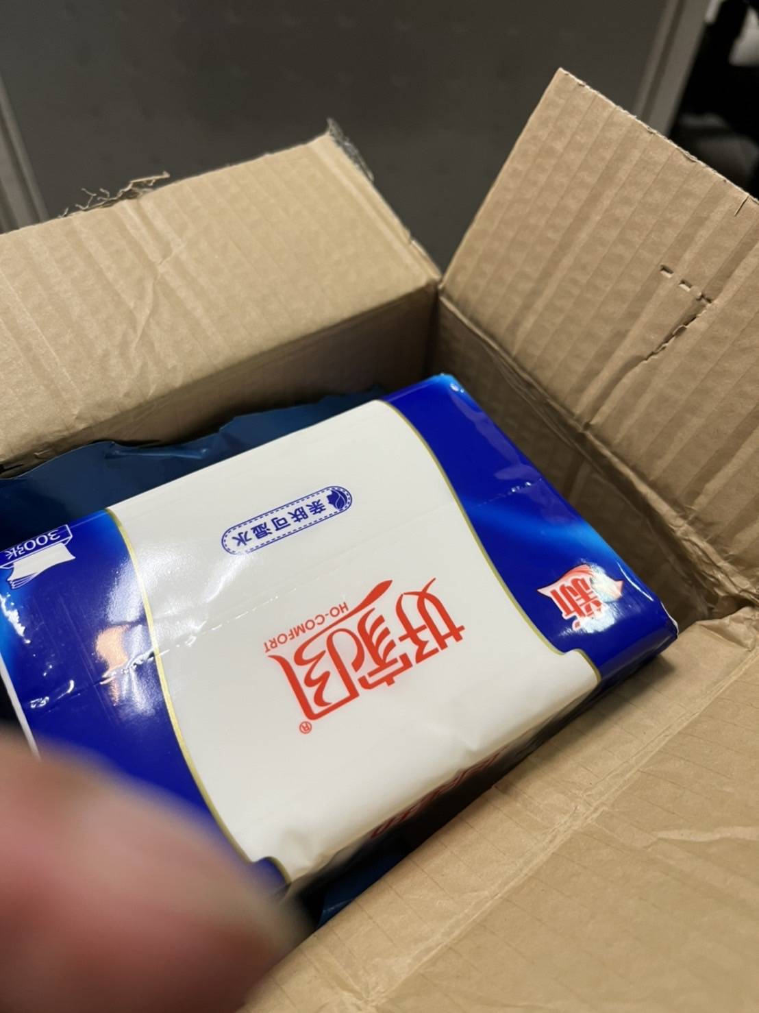 圖片說明:黃小姐因擔心染疫急需快篩於是上網購買,但收到的竟是兩包「衛生紙」,還差點被騙取帳號個資。(記者徐煜勝翻攝)