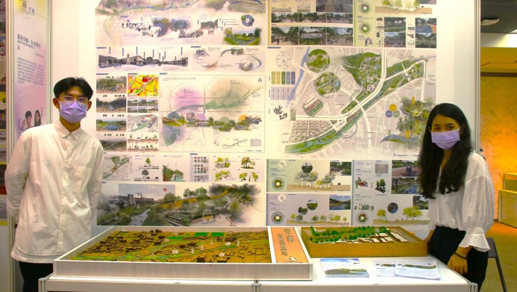 學生吳昭儒、許堯棋分享〈潺青步履‧在水那方-透過河川營造都市減壓新生活〉作品（圖/陳惠玲攝影）