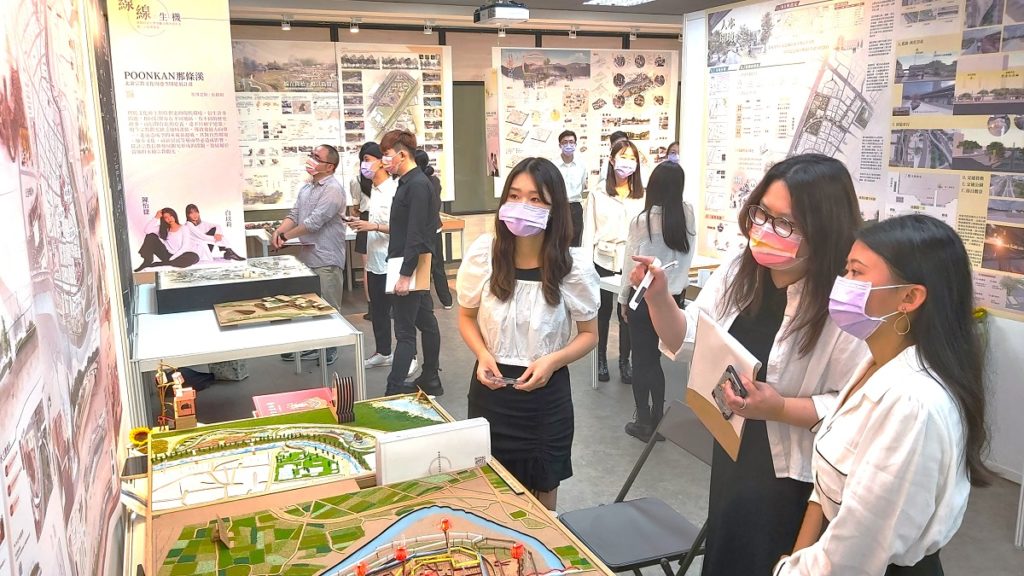 學生陳怡捷、白以莉以〈POONKAN那條溪-北港宗教文化周邊空間延展計畫〉作品，現場接受校內老師評鑑時畫面。（圖/陳惠玲攝影）
