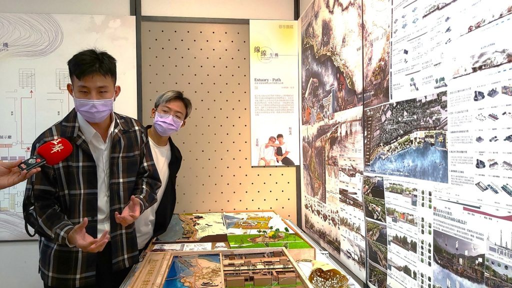 學生王昱明、楊益誠分享〈Estuary path—淡水文化場域與近水空間整合計畫〉作品（圖/陳惠玲攝影）