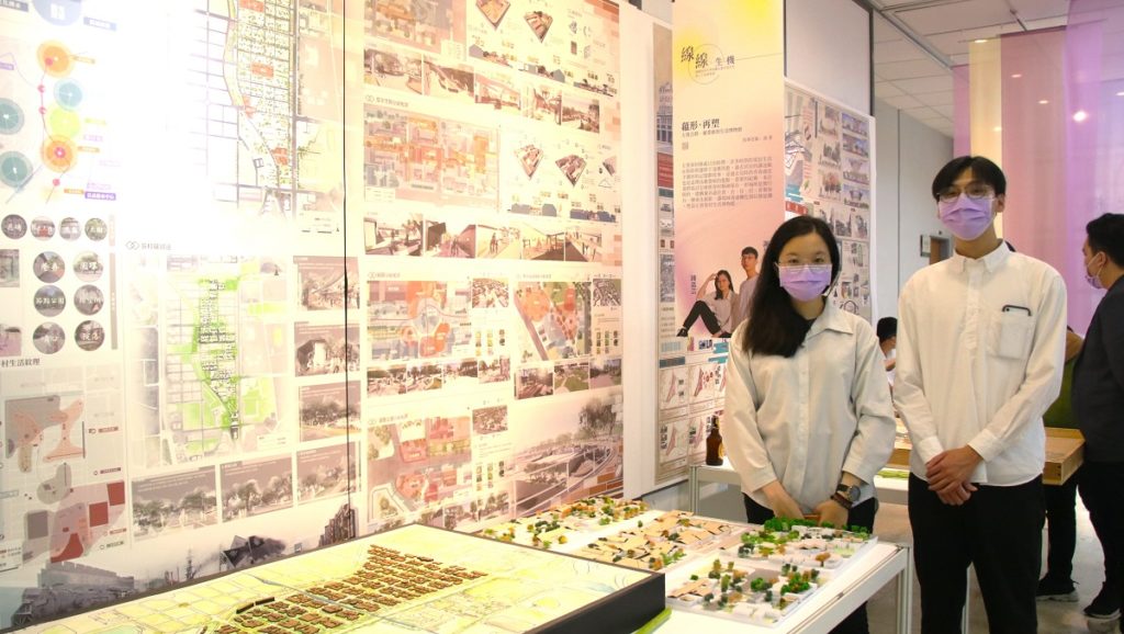 學生鍾嘉芸、謝旻原分享〈蘊藏．重塑 —左營合群及建業新村生活博物館〉作品。（圖/陳惠玲攝影）