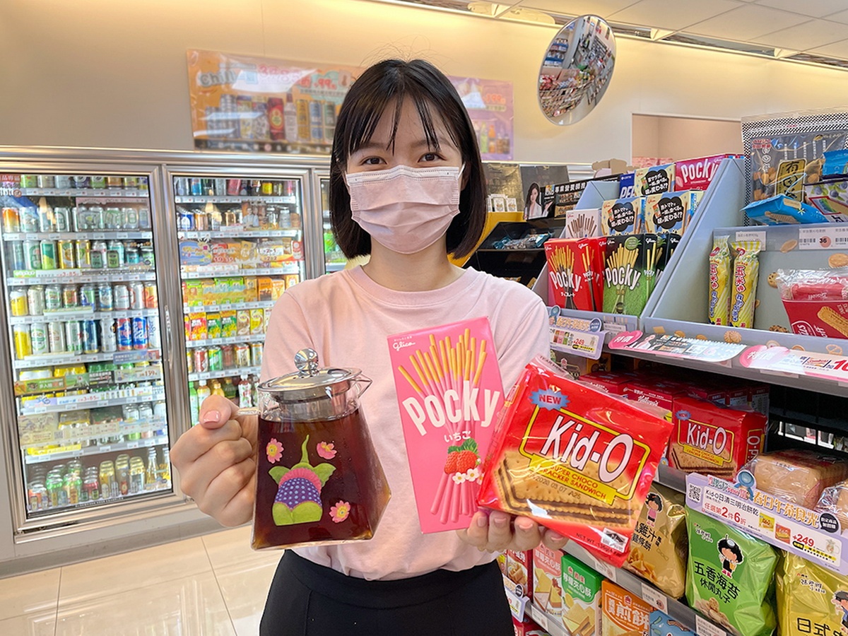 5月31日前，到萊爾富購買指定膠包、餅乾、乾物，能以最低5折起加249元，預購幾米方形茶壺乙款