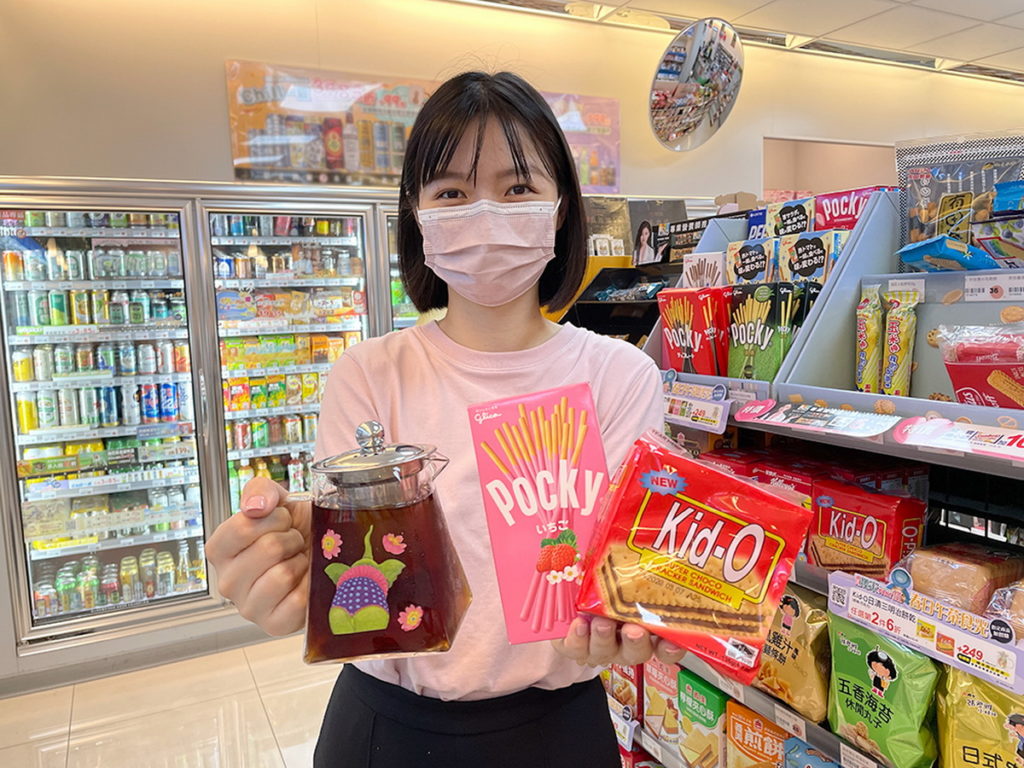 5月31日前,到萊爾富購買指定膠包、餅乾、乾物,能以最低5折起加249元,預購幾米方形茶壺乙款