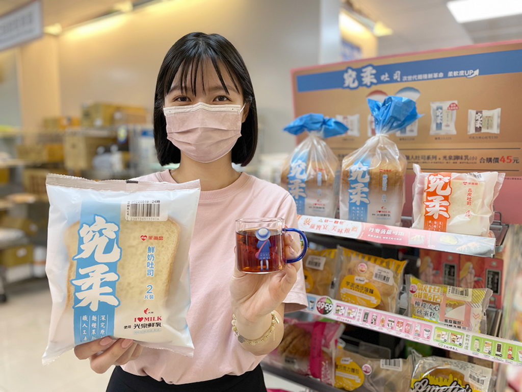 5月31日前,到萊爾富購買指定麵包加99元,可預購幾米玻璃杯乙款