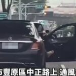 ▲爆料公社貼文，一輛黑色自小客車開啟車門，行駛豐原區中正路上 (圖/台中豐原分局 提供)