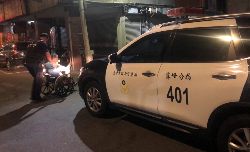 ▲員警將老翁載返回住處,避免危險發生 (圖/台中霧峰分局 提供)
