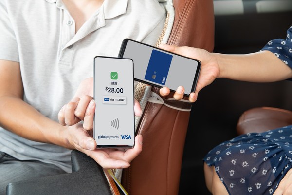 2.借助「Mobile Tap 」,商戶可以將支援NFC (「Near-field communication」) 感應式的Android手機或平板電腦變成流動收款機,持卡人只需在裝置上以感應式信用卡或電子錢包拍卡即可完成支付。 2.借助「Mobile Tap 」,商戶可以將支援NFC (「Near-field communication」) 感應式的Android手機或平板電腦變成流動收款機,持卡人只需在裝置上以感應式信用卡或電子錢包拍卡即可完成支付。