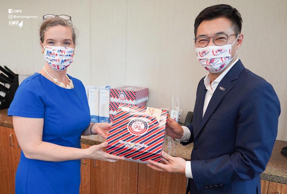 國民黨立委江啟臣（左）日前拜會美國在台協會處長孫曉雅。