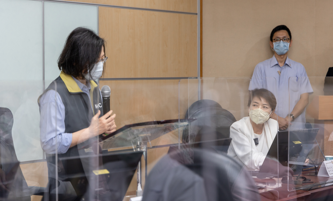 黃珊珊陪同蔡英文視察北榮 反映系統錯誤造成基層壓力 45 總統蔡英文今(24)日下午訪視台北榮民總醫院(北榮),台北市副市長黃珊珊陪同。