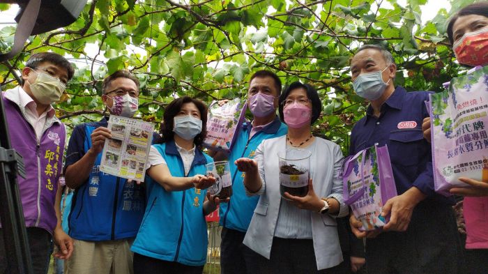 年產6000公噸廢棄葡萄藤何處去?彰縣推粉碎再以分解液加速分解還肥於田