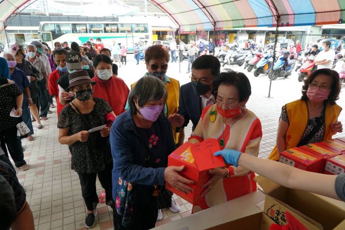 愛心企業端午節致贈慰問金及愛心粽 鹿港飄濃厚人情味
