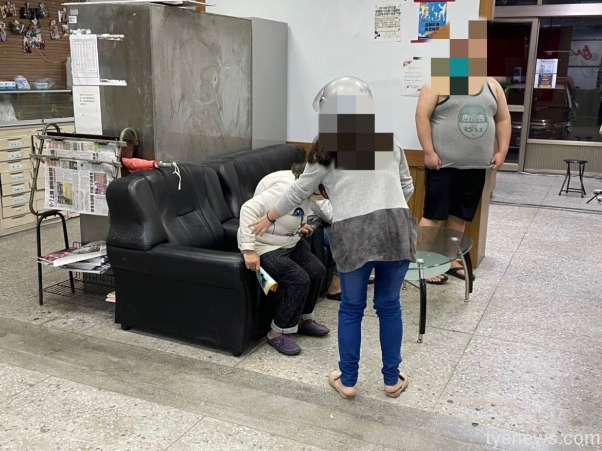 迷途老婦忘記回家的路 八德警助聯繫家人接回 12 S 3252678