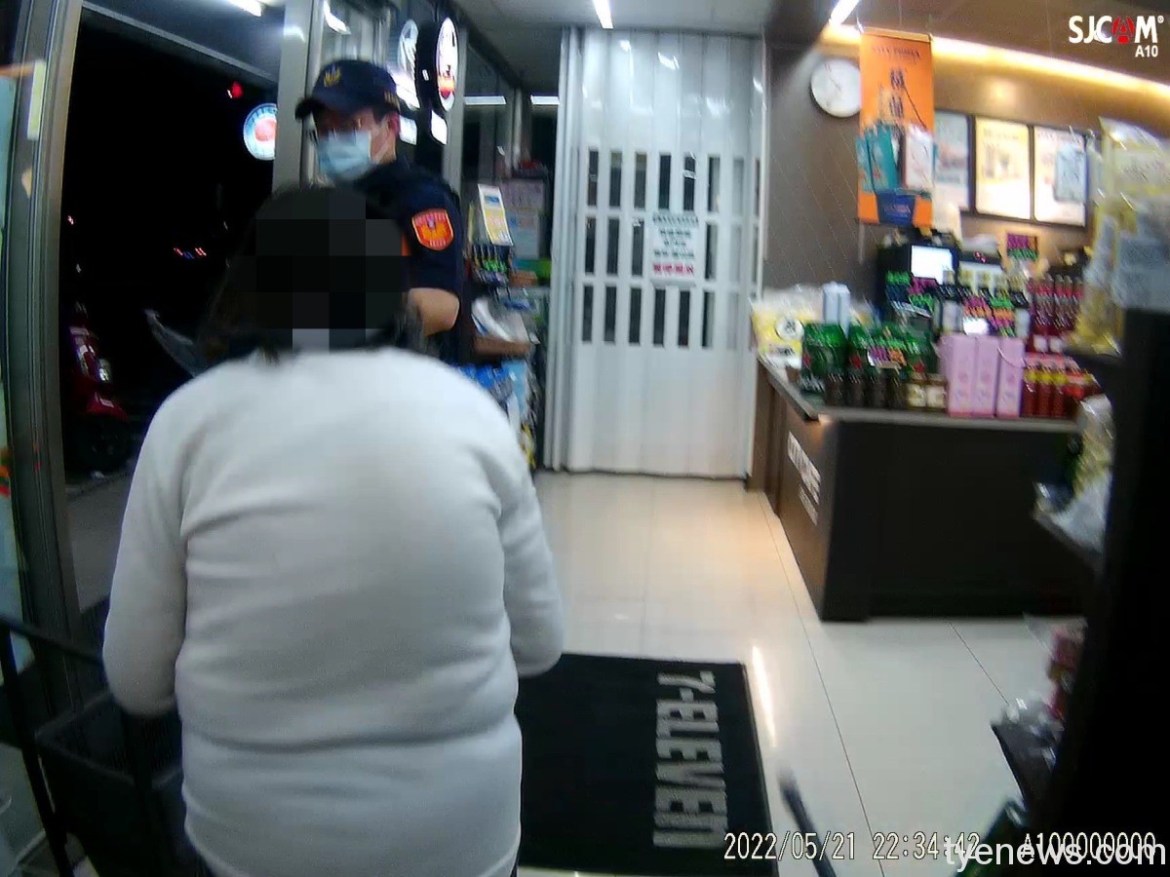 迷途老婦忘記回家的路 八德警助聯繫家人接回 13 S 3252680