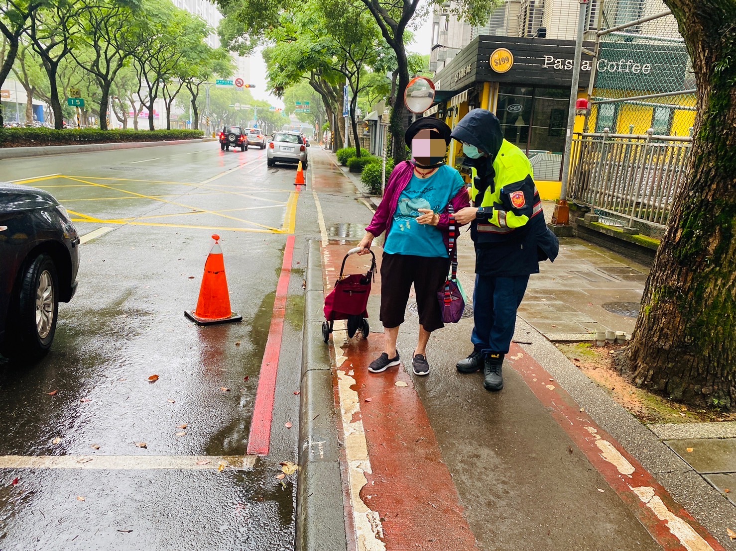 天雨路滑7旬老婦跌坐路旁 熱心民眾通報警助返家