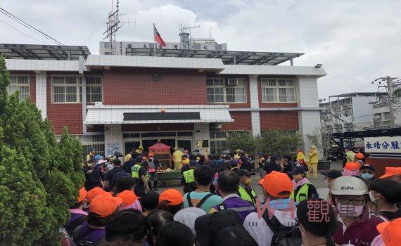 「粉紅超跑」總是讓人充滿驚喜　回鑾中午在永靖分駐所駐駕停留至下午1點