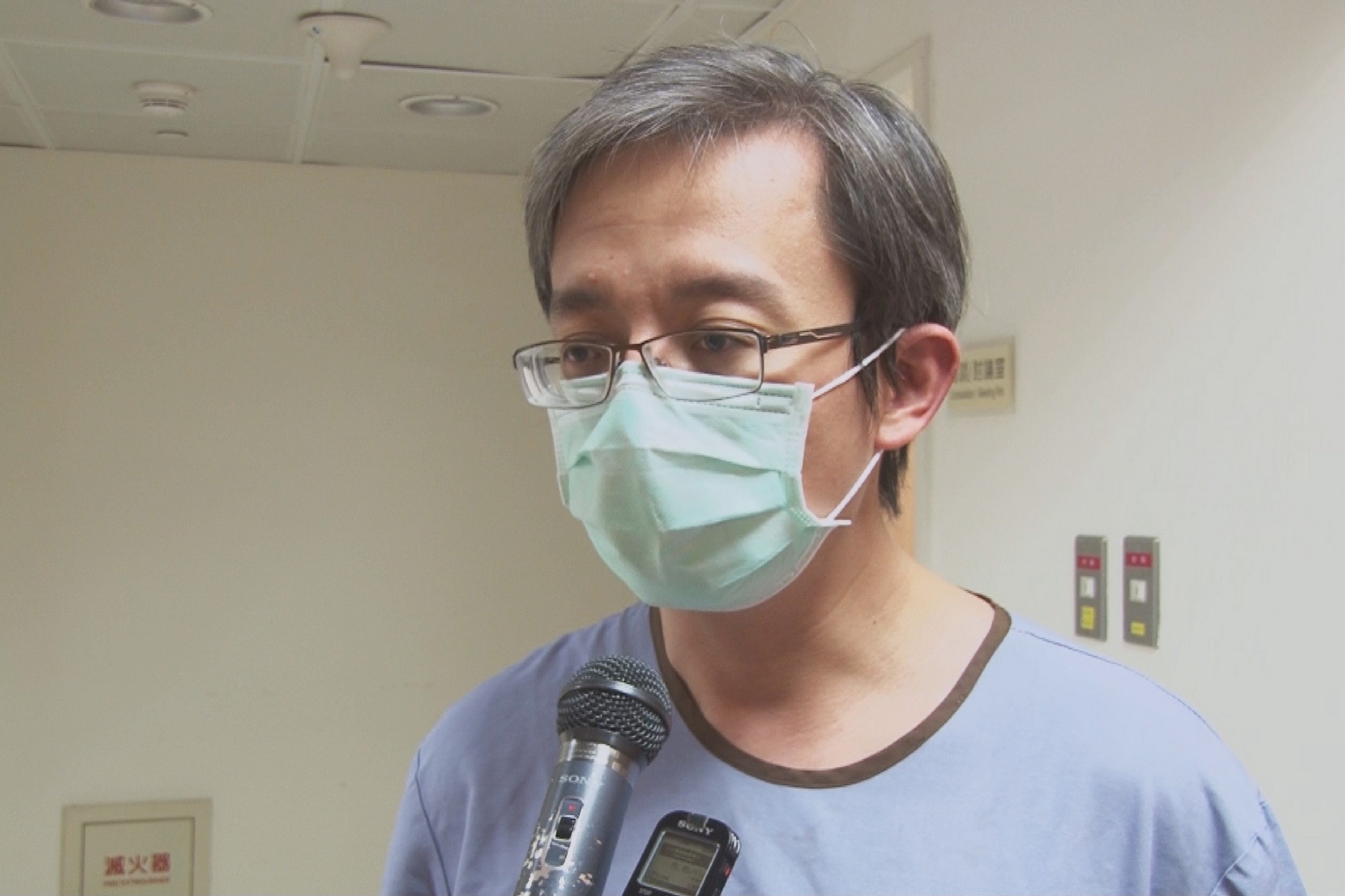 臺中慈濟醫院小兒感染醫師黃禹銘說明男嬰收治住院情形。