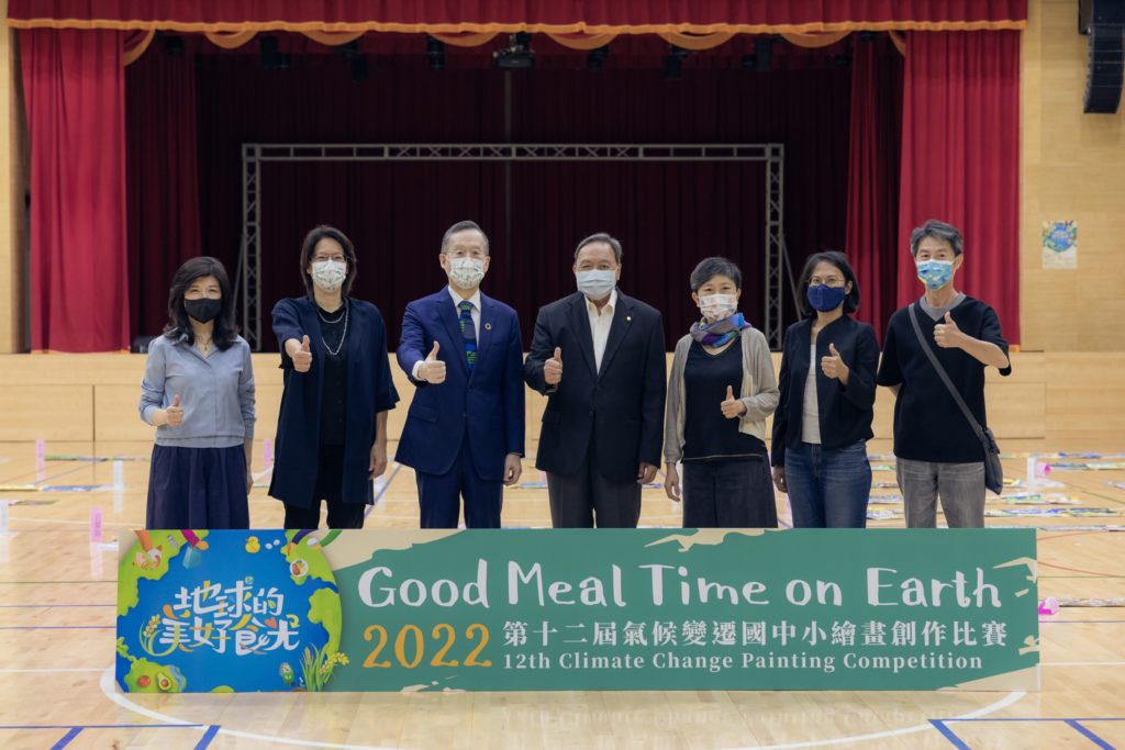 比賽總召集人簡又新大使(左三)與劉俊蘭館長 (左一起)、魯真理事長、吳隆榮理事長、李玉玲館長、何佳穎創辦人、林偉民教授等評審委員合影。圖/ 台灣永續能源研究基金會 提供