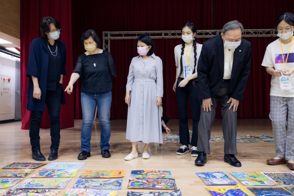 全國賽作品競爭激烈難分軒輊,評審委員魯真理事長(左一起)、古碧玲理事長、崔麗君畫家、吳隆榮理事長專注評比。圖/ 台灣永續能源研究基金會 提供