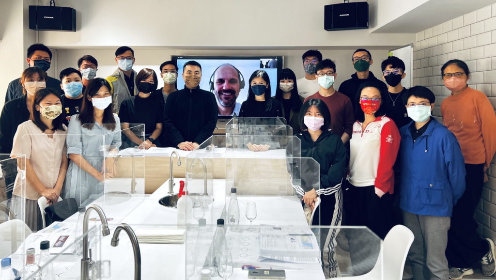 學員來自全台各地齊聚一堂,開心與Dr. Peter Schropp視訊合影。