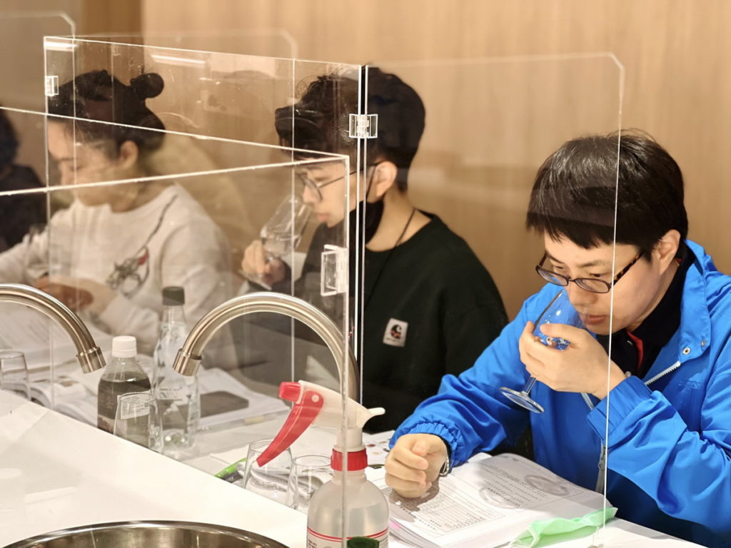 學員於課程中除理論介紹,也可經由五感體驗不同類別水的差異。