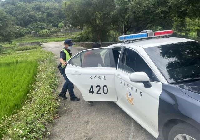 ▲員警查詢警政系統得知鄭男為協尋人口,遂先將鄭男帶回所內安置 (圖/苗栗縣警察局 提供)