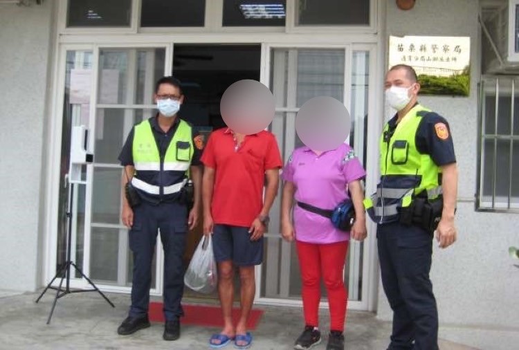 ▲警方提供熱食及飲料食用後,立即通知其家人帶返家照護 (圖/苗栗縣警察局 提供)