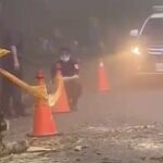 ▲大湖員警於勤務時發現巨大樹木橫倒路中，立即拉封鎖線、擺交通錐 (圖/苗栗縣警察局 提供)