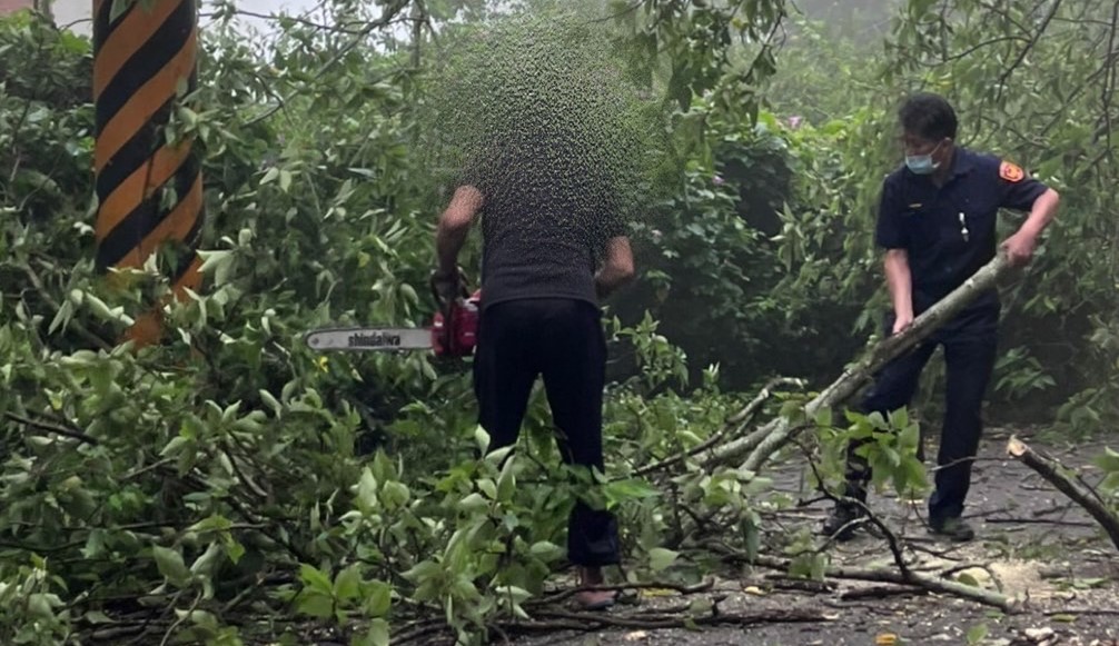 ▲員警立即通報大興村長及台電派員到場協助清除橫倒路樹    (圖/苗栗縣警察局 提供)
