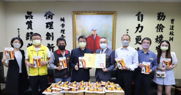校友回饋母校 企業捐贈育達科大測溫儀