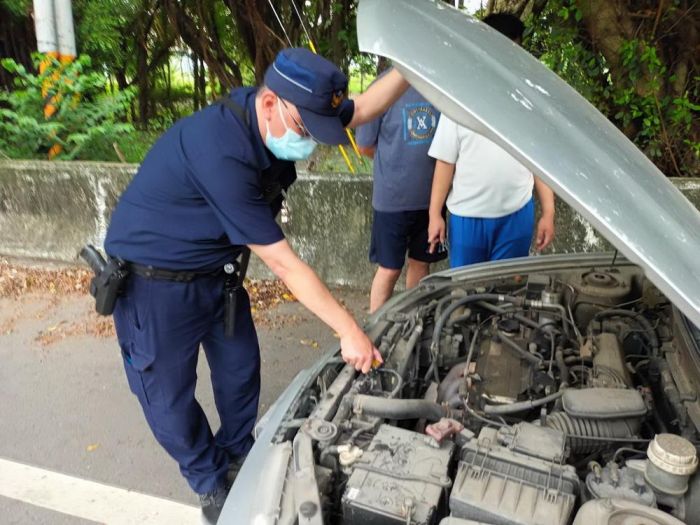 車輛引擎溫度過高路中拋錨 旗山警買水相助排除問題