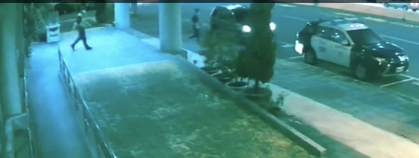圖片說明:心急如焚的家長求助路旁松安所員警開道救命。 (記者江雁武翻攝)