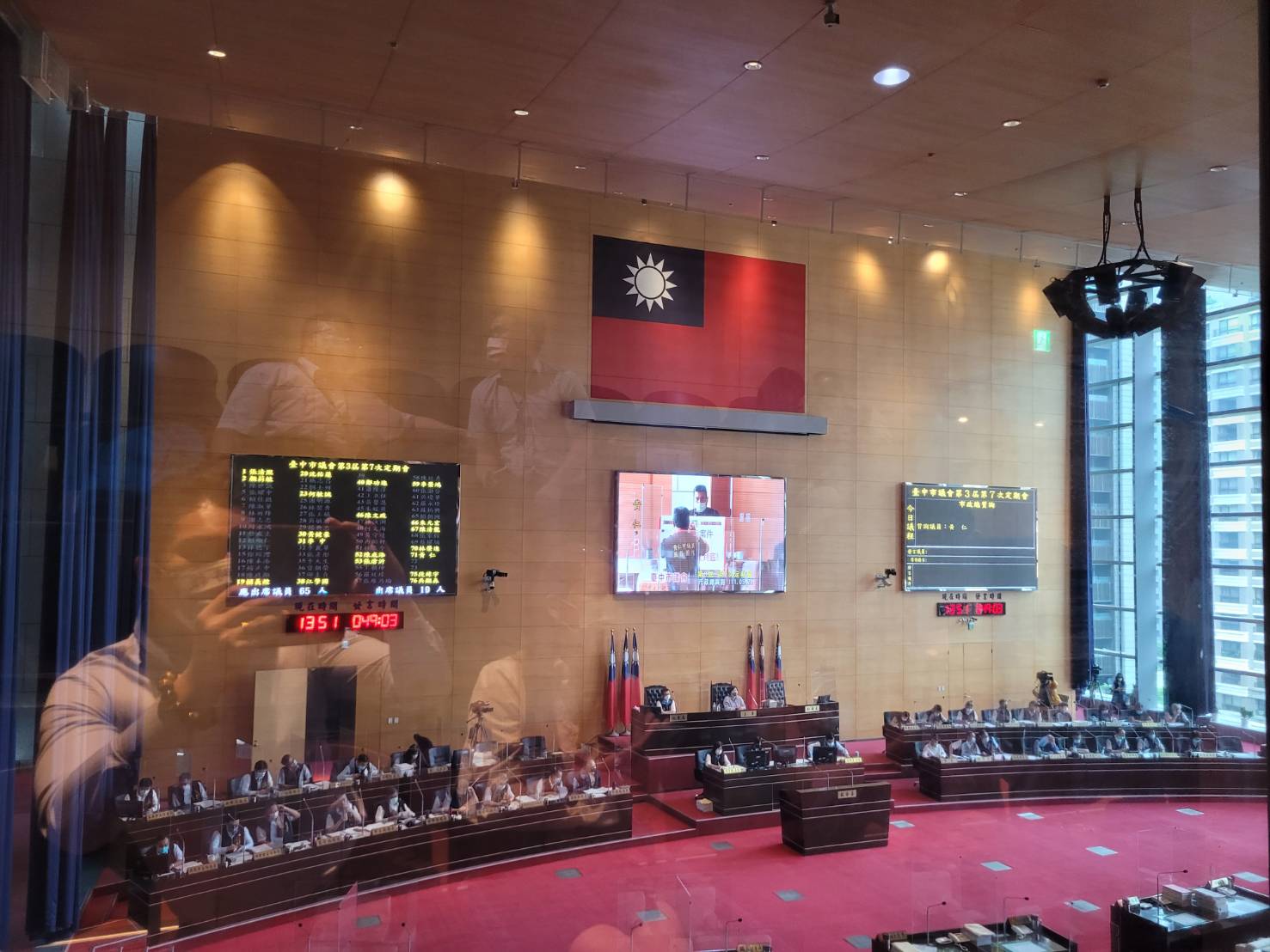 圖片說明:黃仁議員對台中市警察局局長蔡蒼柏提出質詢,希望這起GPS羅生門案件警方承諾徹查到底。