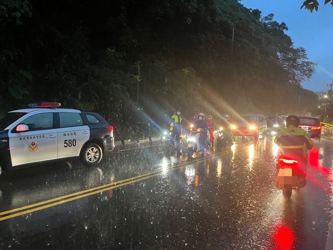 豪雨特報！泰林山路淹水路樹塌 林口警雨中交管疏導車流