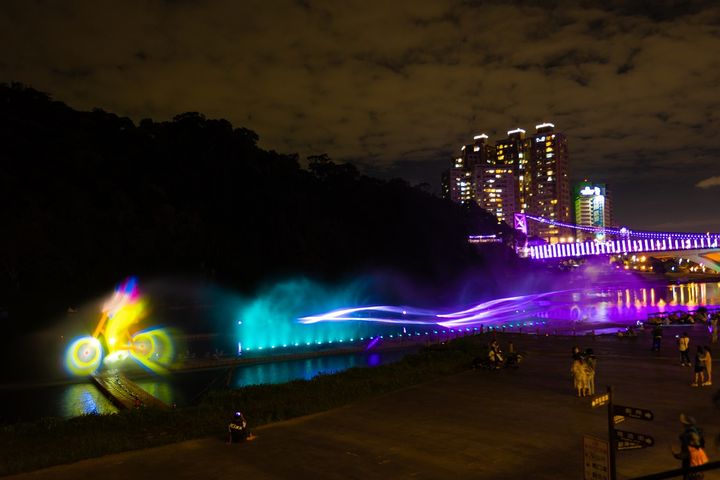 碧潭水舞換新曲 初夏夜色正迷人