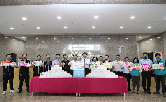 台塑蔡旭輝處長代捐10萬快篩劑　翁章梁縣長親自受贈並表達感謝