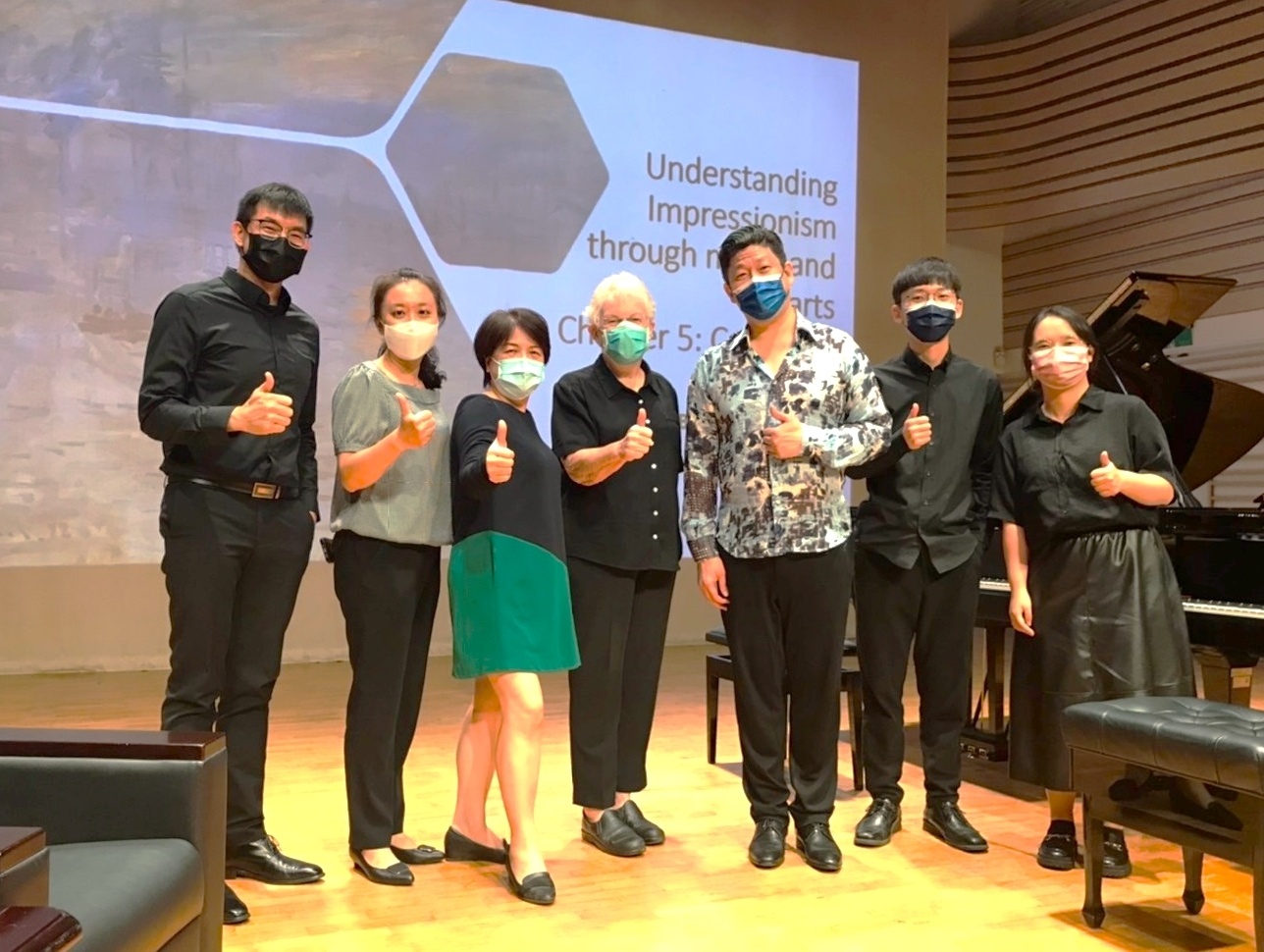 東海大學駐校藝術家劉孟捷(右三)、音樂系創系系主任羅芳華(中)及系主任陳敏華(左三)第五堂講座後，師生合影（圖/東海大學提供）