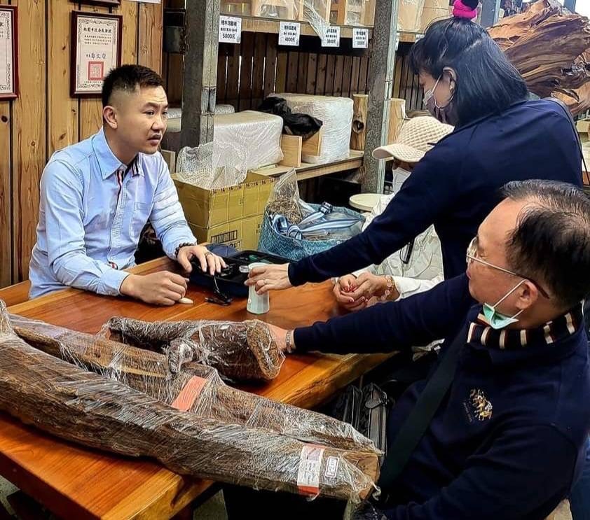 ▲沈香王郭檜木接受同業檢定收購,在業界相當專業。(圖/郭檜木提供)